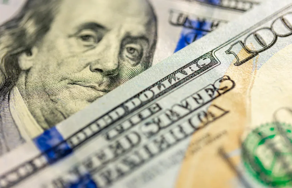 dolar:-moeda-volta-a-subir-e-encerra-ultimo-pregao-em-alta
