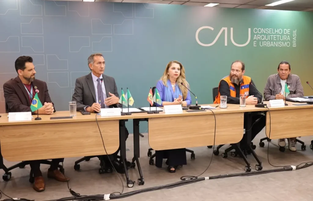 governo-e-cau/br-firmam-parceria-para-dar-suporte-tecnico-a-municipios-apos-desastres