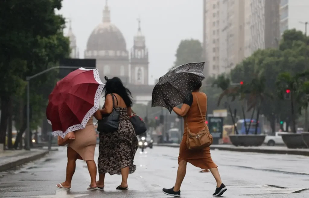 frente-fria-intensifica-tempestades-em-seis-estados-a-partir-desta-sexta-feira-(12)