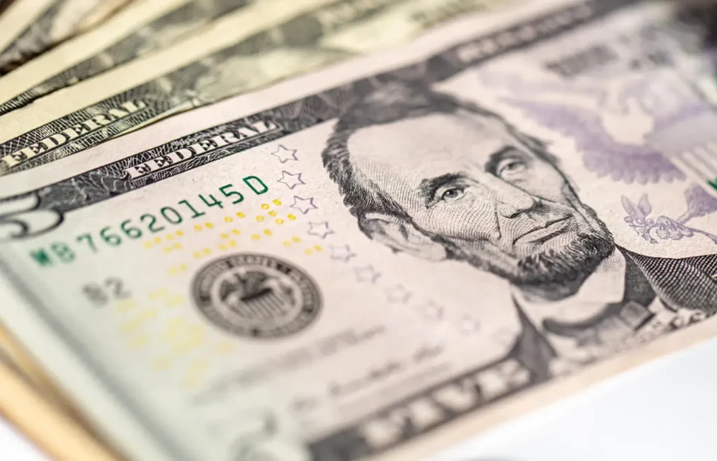 dolar:-moeda-encerra-em-alta-de-0,23%,-cotada-a-r$5,42