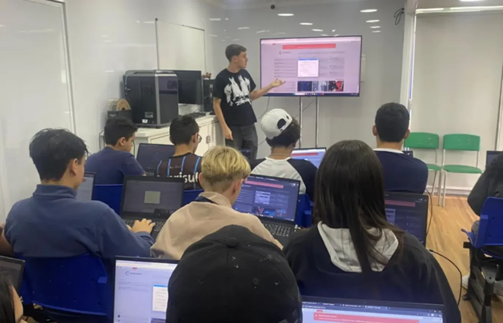 carreta-digital:-iniciativa-de-inclusao-tecnologica-capacita-quase-10-mil-jovens-em-dois-anos