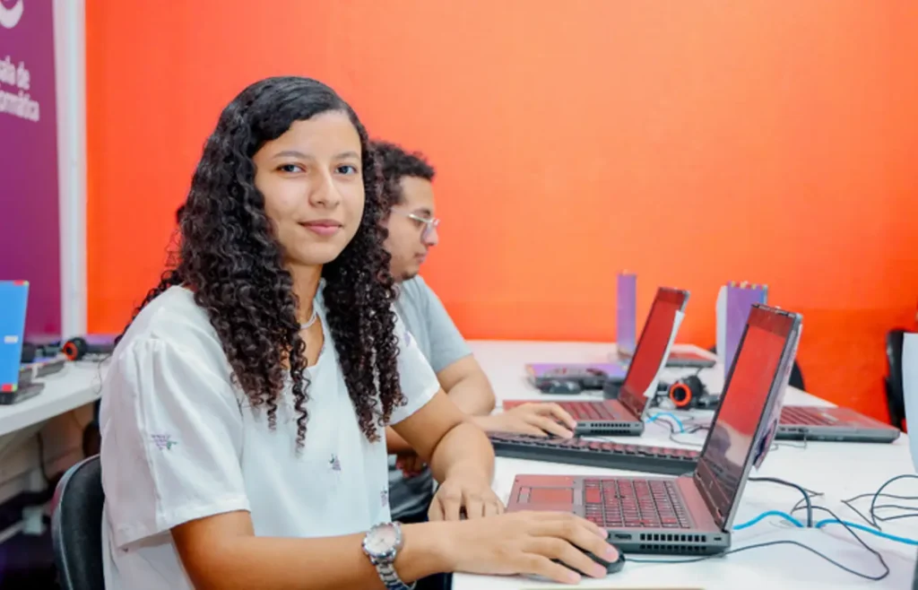 em-2025,-programa-computadores-para-inclusao-cria-50-novos-laboratorios-de-informatica-em-sp