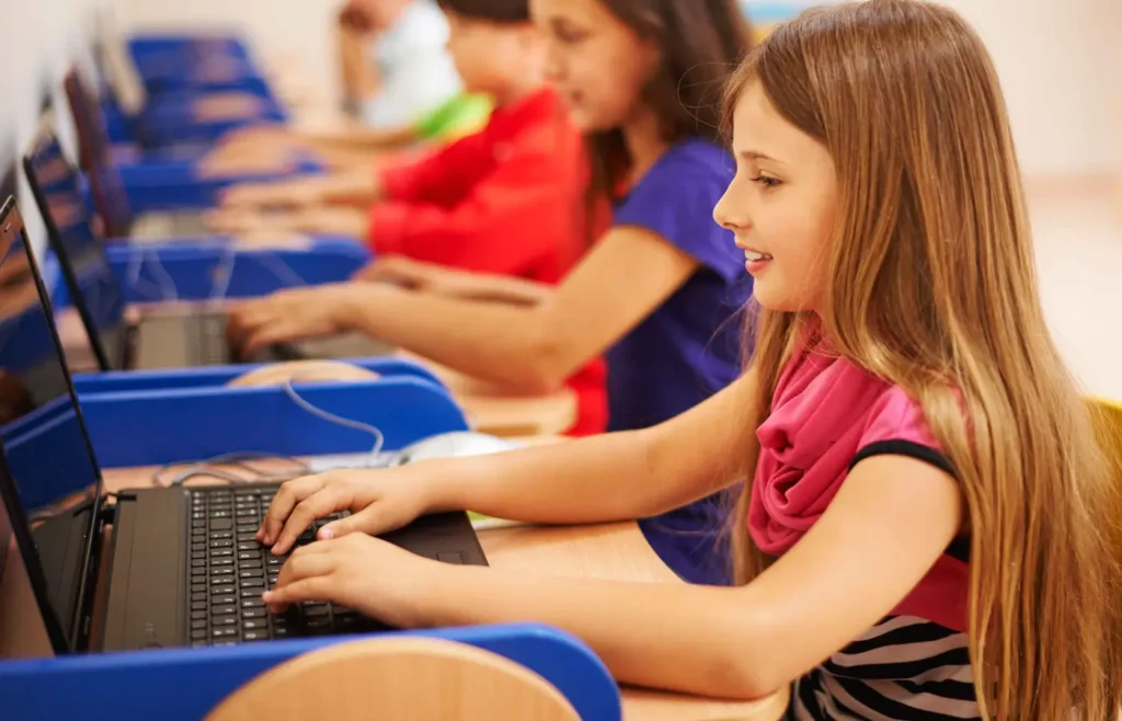 internet-chega-a-mais-de-6-mil-escolas-publicas-do-parana