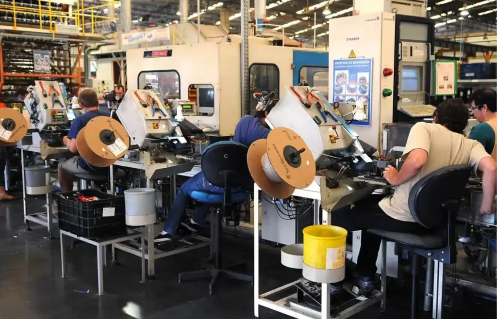 pequena-industria:-desempenho-e-financas-pioram-em-2025,-aponta-cni