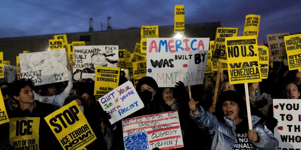 Desordem mundial de Trump: ONG alerta para autoritarismo em 100 países desordem-mundial-de-trump:-ong-alerta-para-autoritarismo-em-100-paises