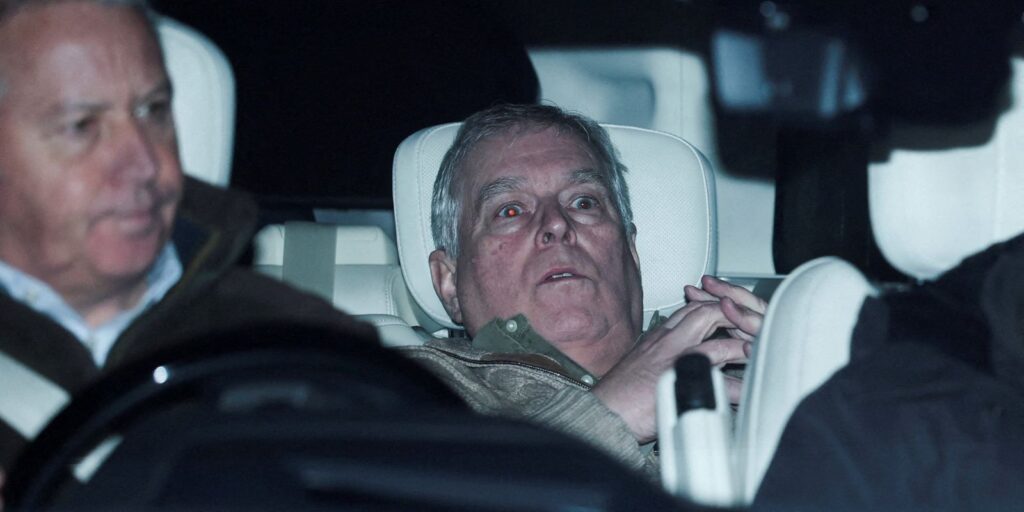 policia-segue-com-buscas-em-mansao,-apos-libertar-ex-principe-andrew