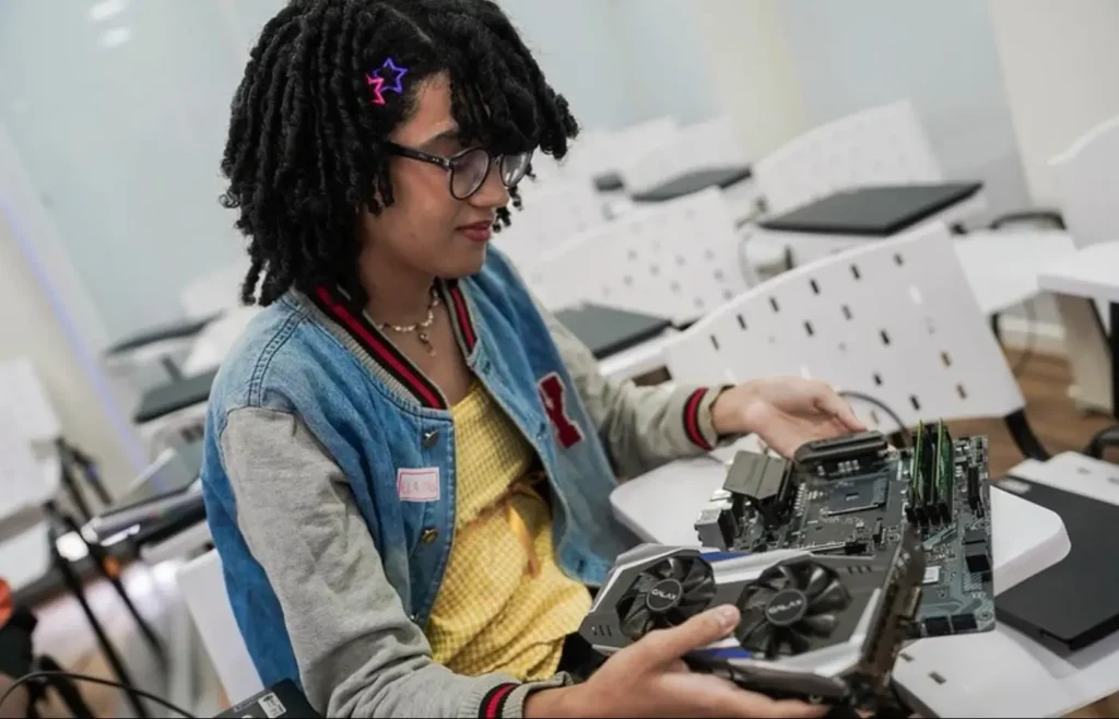 carreta-digital:-mcom-oferece-cursos-de-tecnologia-para-pessoas-trans-e-travestis-em-recife-(pe)