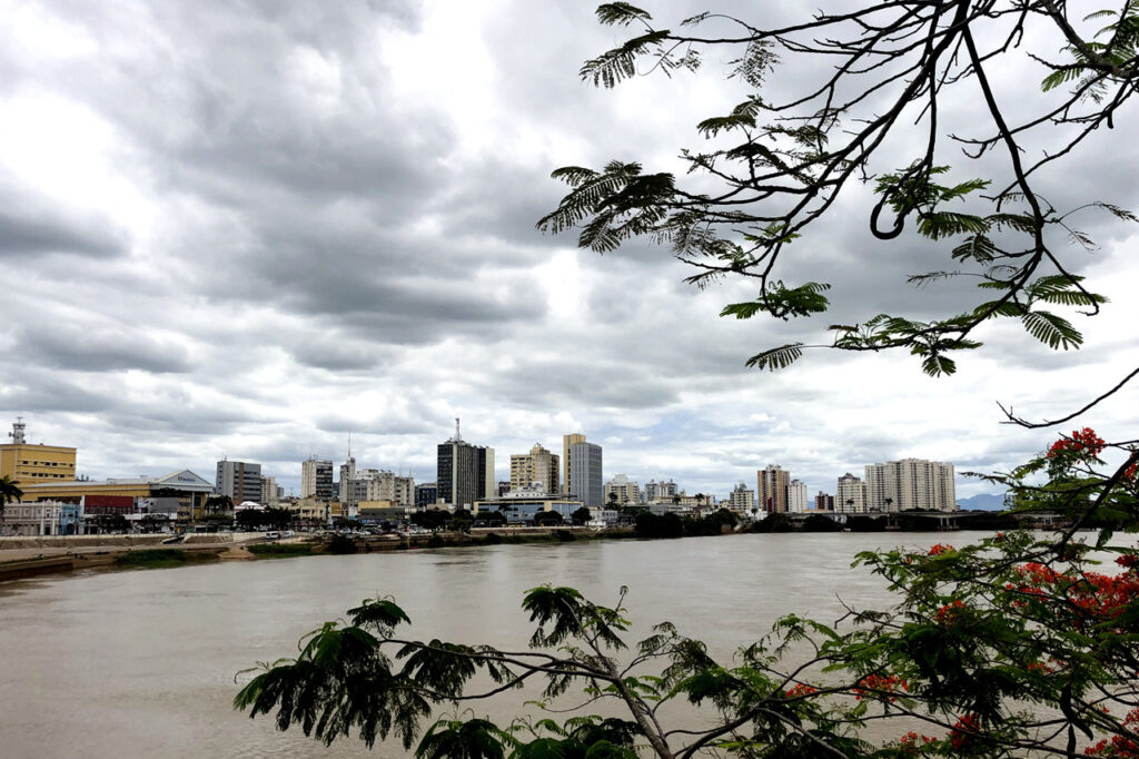 inmet-emite-alerta-vermelho-para-campos-e-regiao-com-previsao-de-fortes-chuvas