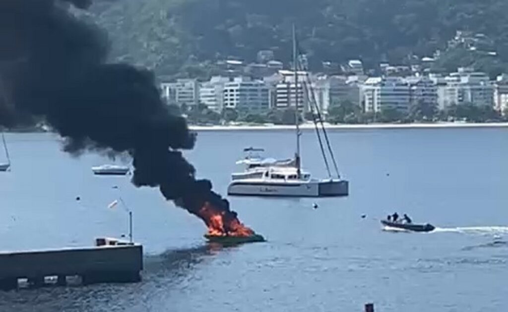 embarcacao-pega-fogo-e-chama-atencao-em-niteroi