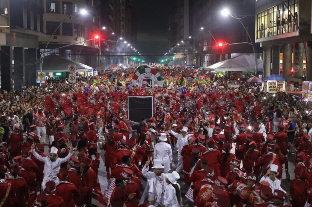 viradouro-celebra-tetracampeonato-com-desfile-historico-em-niteroi