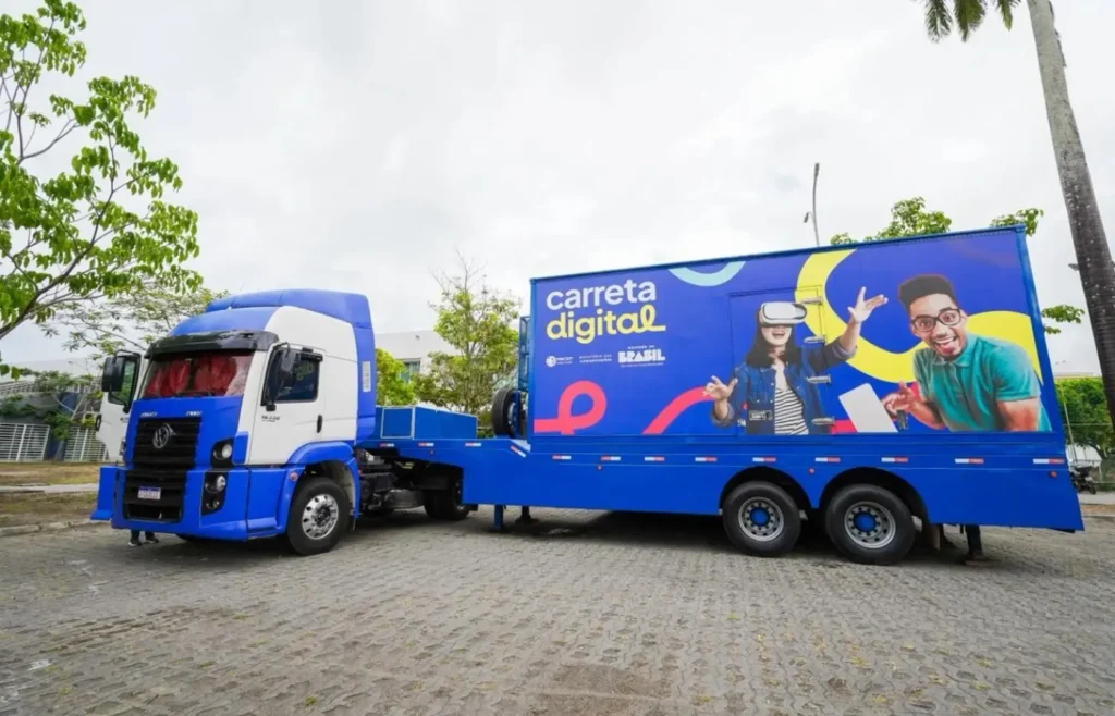 carreta-digital-leva-formacao-tecnologica-gratuita-para-65-jovens-de-baixa-renda-em-teresina