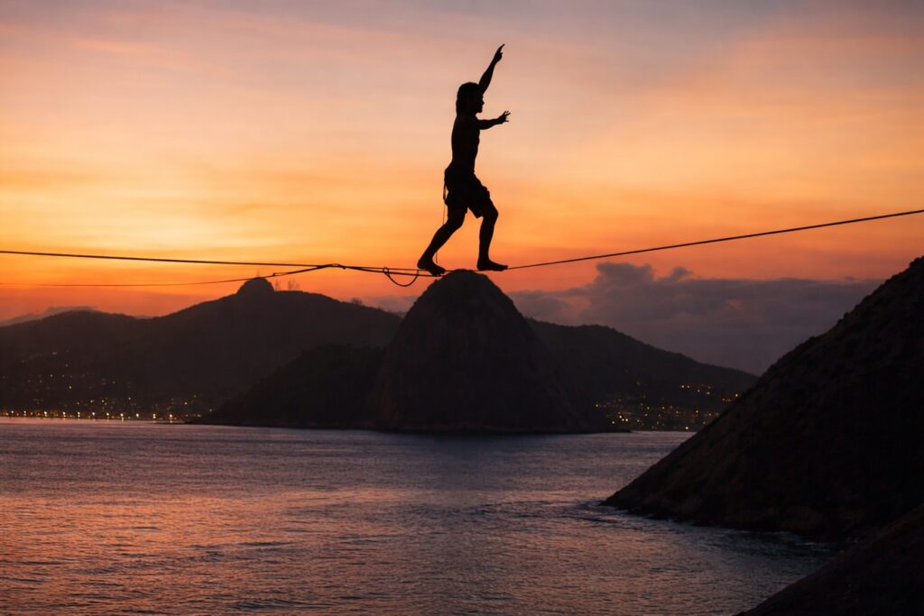 espetaculo-no-ceu:-atletas-de-highline-atravessam-200-metros-sobre-praia-em-niteroi