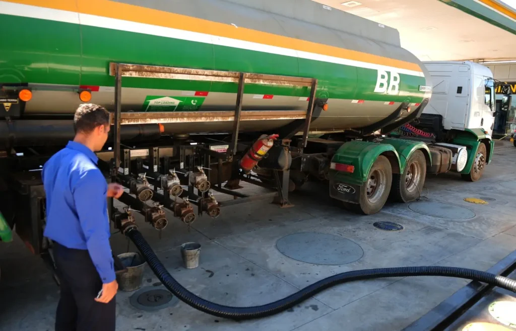 preco-do-diesel-s-10-nas-bombas-sobe-13,6%-em-marco