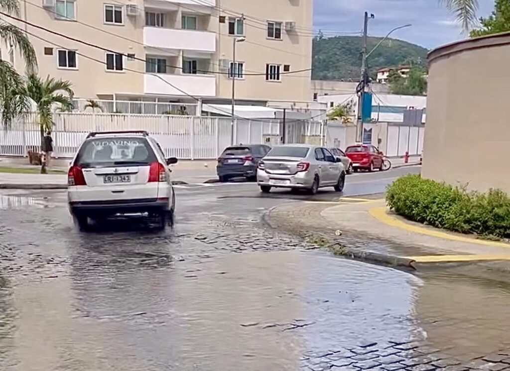 humorista-do-sbt-denuncia-vazamento-de-esgoto-em-niteroi