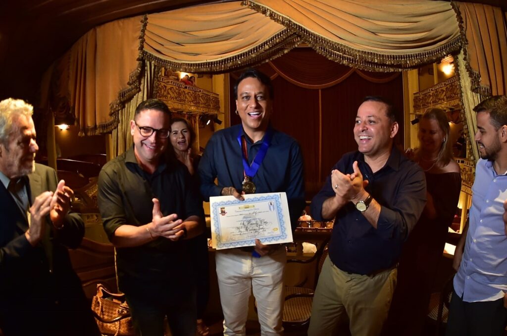 filho-de-tim-maia-recebe-medalha-leila-diniz-em-niteroi