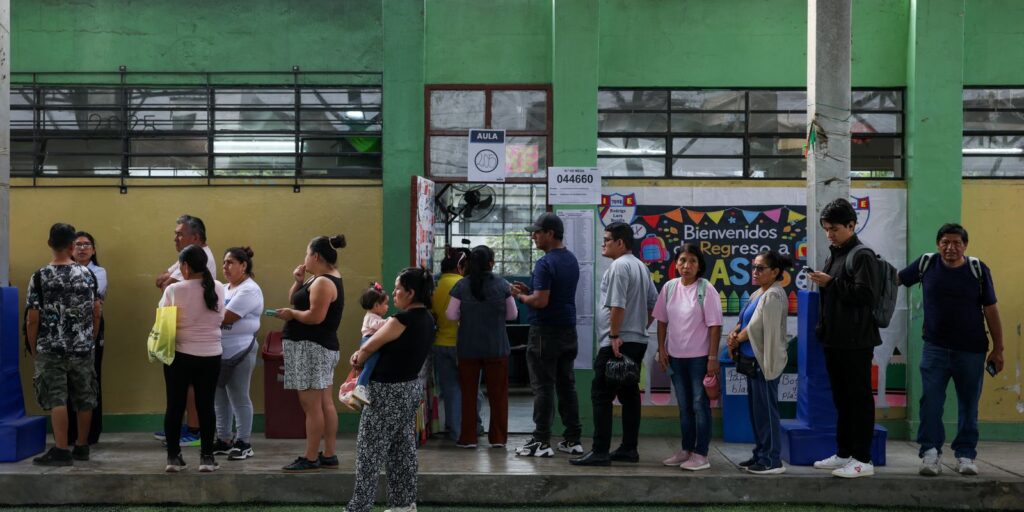 peru:-ultraconservador-e-esquerda-disputam-voto-a-voto-para-2o-turno