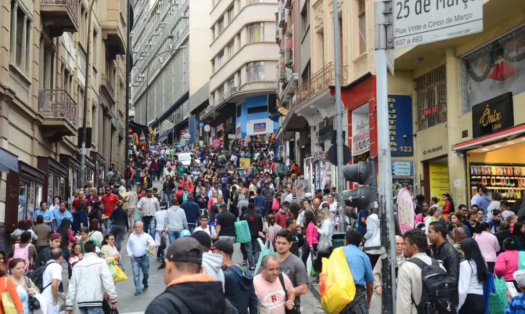 pnad-continua-2025:-numero-de-brasileiros-com-menos-de-30-anos-cai-10,4%-desde-2012