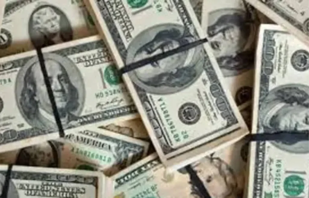 dolar:-moeda-fecha-estavel-com-leve-variacao-negativa