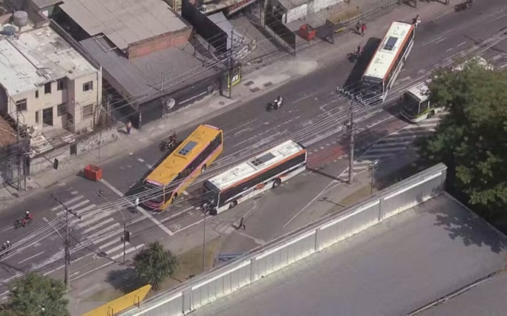 onibus-viram-barricadas-e-travam-zona-norte-do-rio