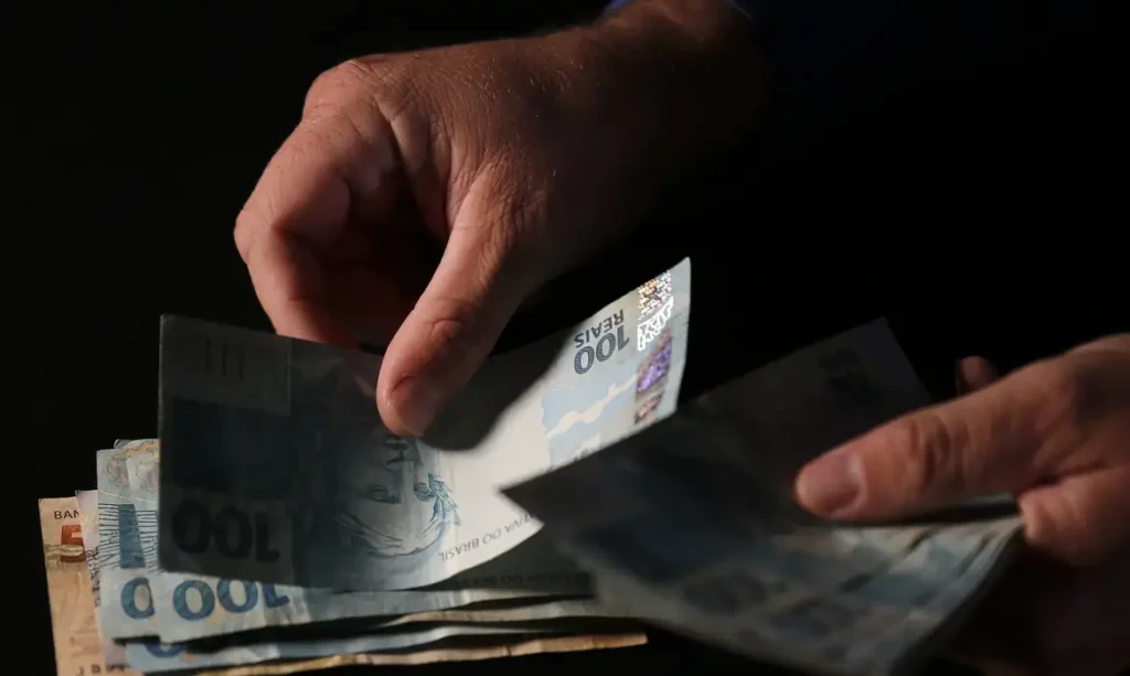 endividamento-entre-quem-ganha-menos-e-impulsionado-por-saude-e-desemprego,-aponta-pesquisa