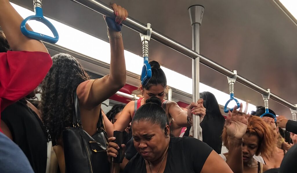 rato-invade-vagao-feminino-no-rio-e-video-do-desespero-viraliza