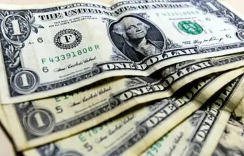 dolar-encerra-ultimo-pregao-em-alta-de-0,09%,-aos-r$-4,89